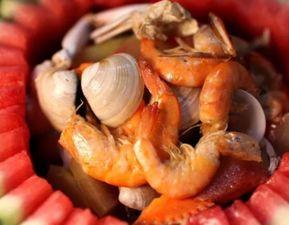 妈妈吃瓜吃虾,瓜果飘香，虾味鲜美