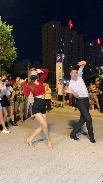 男女跳舞众人吃瓜,男女共舞引众人围观